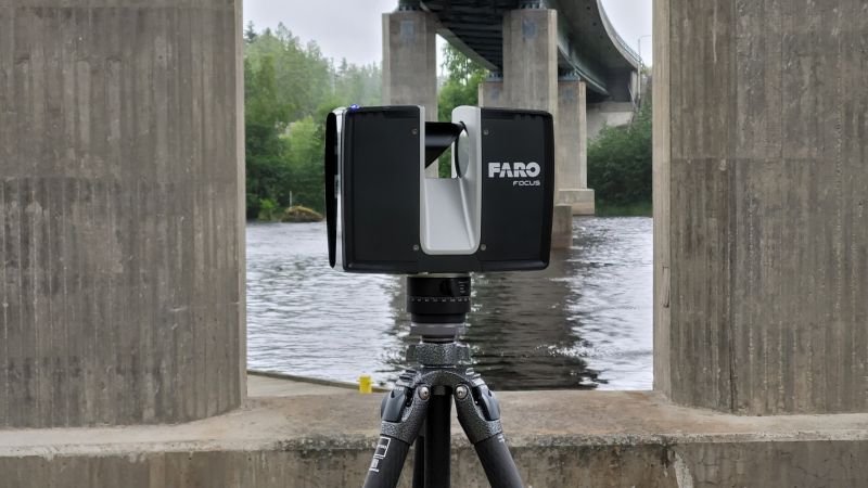 Scanner laser 3D FARO Focus sur trépied installé sous un pont pour un relevé extérieur