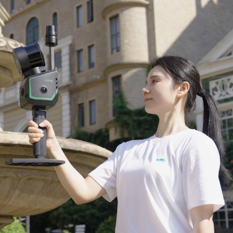 Scanner LiDAR SLAM portable Green Valley LiGrip O2 utilisé en relevé extérieur